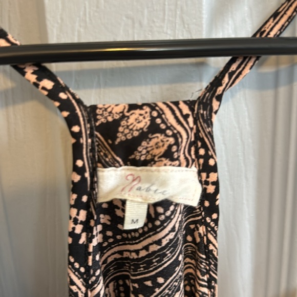 Pale, pink and black summer top. Size M very flattering doesn’t wrinkle. Bin 8 - Picture 4 of 5